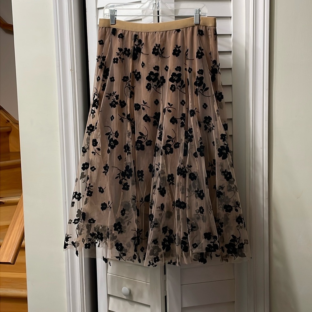 Beautiful flocked tulle skirt flared with crinolines